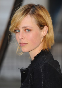 edie_royal_academy_3jun15_zimbio_2.thumb.jpg.6a2945aaa3f6f5b64d5ac6264f1b75ca.jpg