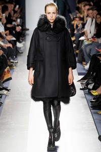 edie_sacai_aw15_vogue.thumb.jpg.d9f874771f0f771bfa8d12cfc9d54f2a.jpg