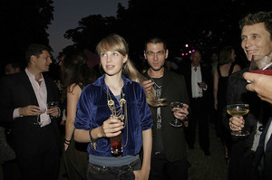 edie_serpentine_11jul06_photoshelter_1.thumb.jpg.09d93399374a6bb985821921bfcbfa13.jpg