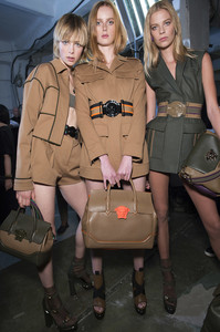edie_versace_ss16_documentjournal.thumb.jpg.740e6766403fc5f8f22720d96ba36a1b.jpg