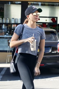 elizabeth-olsen-at-a-juice-bar-in-los-angeles-12-12-2017-3.jpg