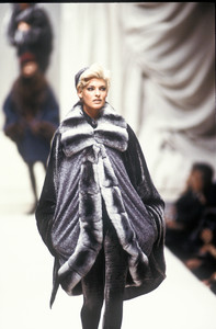 fendi-fw-1991-3.thumb.JPEG.45ff6ef88503756c262a2dd59d830e26.JPEG
