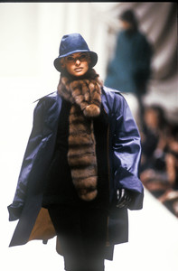 fendi-fw-1991-4.thumb.JPEG.c28240abdd7ea5f5854b9376da65ba3f.JPEG
