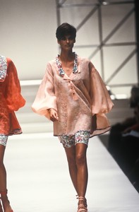 fendi-ss-1991-1.thumb.JPEG.9499a7f7010af719b39a46152d576d27.JPEG