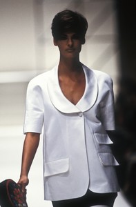fendi-ss-1991-6.thumb.JPEG.15a80cf71e48e37cd14072b53e8a39cd.JPEG