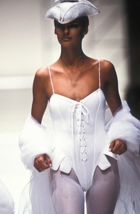 fendi-ss-1991-7.thumb.JPEG.9238afed04fb837631195fd3d49a850b.JPEG