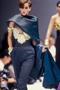 gianfranco-ferre-fw-1990-6.thumb.JPEG.dbad70fd3dee50c280bc5ef60d5de77c.JPEG