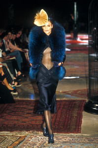 givenchy-hc-fw-1997-1.thumb.jpeg.016cf33d3edfe50fecb0da60343d24e7.jpeg