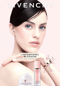 givenchy_intemporel_blossom.thumb.jpg.a4a9017ae6941904c7e5f1c70212a02a.jpg