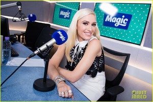 gwen-stefani-gets-festive-in-london-02.jpg