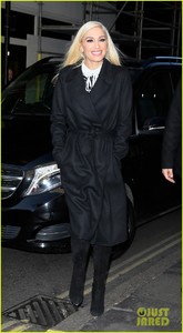 gwen-stefani-gets-festive-in-london-05.jpg