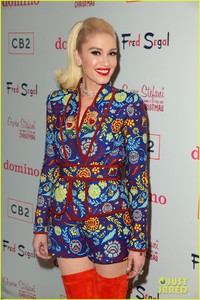 gwen-stefani-hosts-listening-party-for-her-holiday-album-in-la-01.jpg