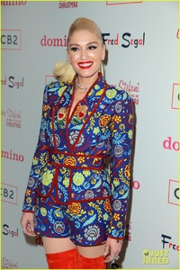 gwen-stefani-hosts-listening-party-for-her-holiday-album-in-la-05.jpg