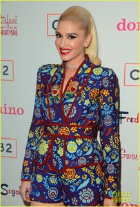 gwen-stefani-hosts-listening-party-for-her-holiday-album-in-la-07.jpg