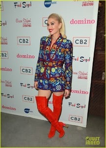 gwen-stefani-hosts-listening-party-for-her-holiday-album-in-la-09.jpg