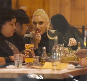 gwen-stefani-yalla-yalla-beirut-street-restaurant-in-london-11-30-2017-1.jpg