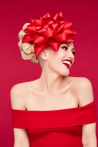 gwen-stefani-you-make-it-feel-like-christmas-photoshoot-5.thumb.jpg.bc51ad168316fa3484d1c86a0a3ae249.jpg