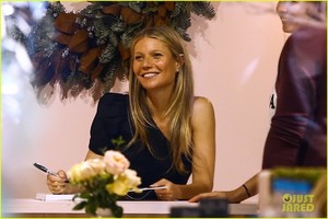 gwyneth-paltrow-signs-books-for-fans-in-miami-03.jpg