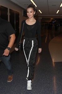 haileesteinfeld_laxarrival_november30_2017-24.jpg