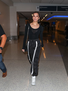 haileesteinfeld_laxarrival_november30_2017-27.jpg