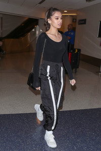 haileesteinfeld_laxarrival_november30_2017-29.jpg