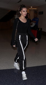 haileesteinfeld_laxarrival_november30_2017-4.jpg