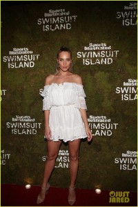 hannah-jeter-kate-bock-hit-red-carpet-at-sports-illustrated-bungalow-party-13.jpg