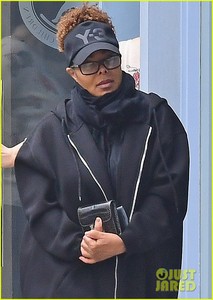 janet-jackson-steps-out-for-baby-shopping-01.jpg