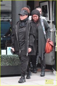 janet-jackson-steps-out-for-baby-shopping-02.jpg