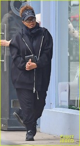 janet-jackson-steps-out-for-baby-shopping-04.jpg