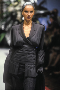 jean-louis-scherrer-hc-fw-1997-3.thumb.jpeg.8bfa8b1f4c6384f60b311c4cbb1ed58a.jpeg