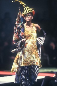 jean-paul-gaultier-ss-1992-3.thumb.JPEG.6ac1945bd42cea28ab1becf8cb3c08c2.JPEG