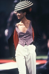 jean-paul-gaultier-ss-1992-5.thumb.JPEG.8d28d4ec9853a0ceded05c83a7cfc115.JPEG