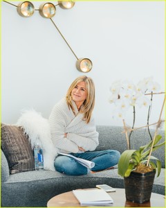 jennifer-aniston-day-in-the-life-01.jpg