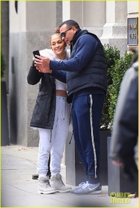 jennifer-lopez-alex-rodriguez-couple-up-in-nyc-06.jpg