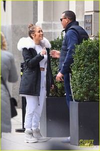 jennifer-lopez-alex-rodriguez-couple-up-in-nyc-08.jpg