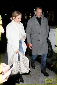 jennifer-lopez-alex-rodriguez-hold-hands-on-nyc-date-night-01.jpg