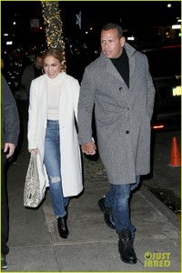 jennifer-lopez-alex-rodriguez-hold-hands-on-nyc-date-night-03.jpg