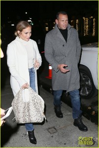 jennifer-lopez-alex-rodriguez-hold-hands-on-nyc-date-night-06.jpg