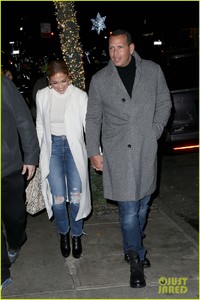 jennifer-lopez-alex-rodriguez-hold-hands-on-nyc-date-night-07.jpg