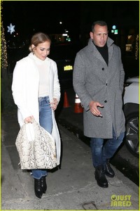 jennifer-lopez-alex-rodriguez-hold-hands-on-nyc-date-night-12.jpg