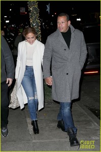 jennifer-lopez-alex-rodriguez-hold-hands-on-nyc-date-night-15.jpg