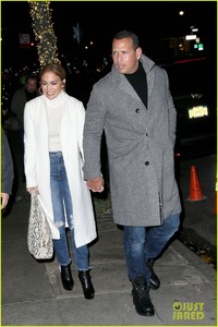 jennifer-lopez-alex-rodriguez-hold-hands-on-nyc-date-night-16.jpg