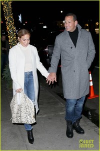 jennifer-lopez-alex-rodriguez-hold-hands-on-nyc-date-night-18.jpg