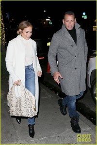 jennifer-lopez-alex-rodriguez-hold-hands-on-nyc-date-night-19.jpg