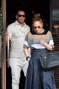 jennifer-lopez-and-alex-rodriguez-at-south-beverly-grill-in-beverly-hills-2.jpg