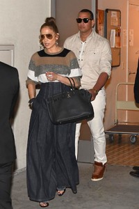 jennifer-lopez-and-alex-rodriguez-at-south-beverly-grill-in-beverly-hills-3.jpg
