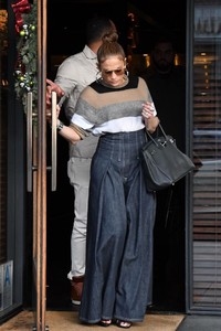 jennifer-lopez-and-alex-rodriguez-at-south-beverly-grill-in-beverly-hills-4.jpg