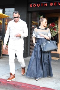 jennifer-lopez-and-alex-rodriguez-at-south-beverly-grill-in-beverly-hills-5.jpg