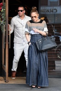 jennifer-lopez-and-alex-rodriguez-at-south-beverly-grill-in-beverly-hills-6.jpg